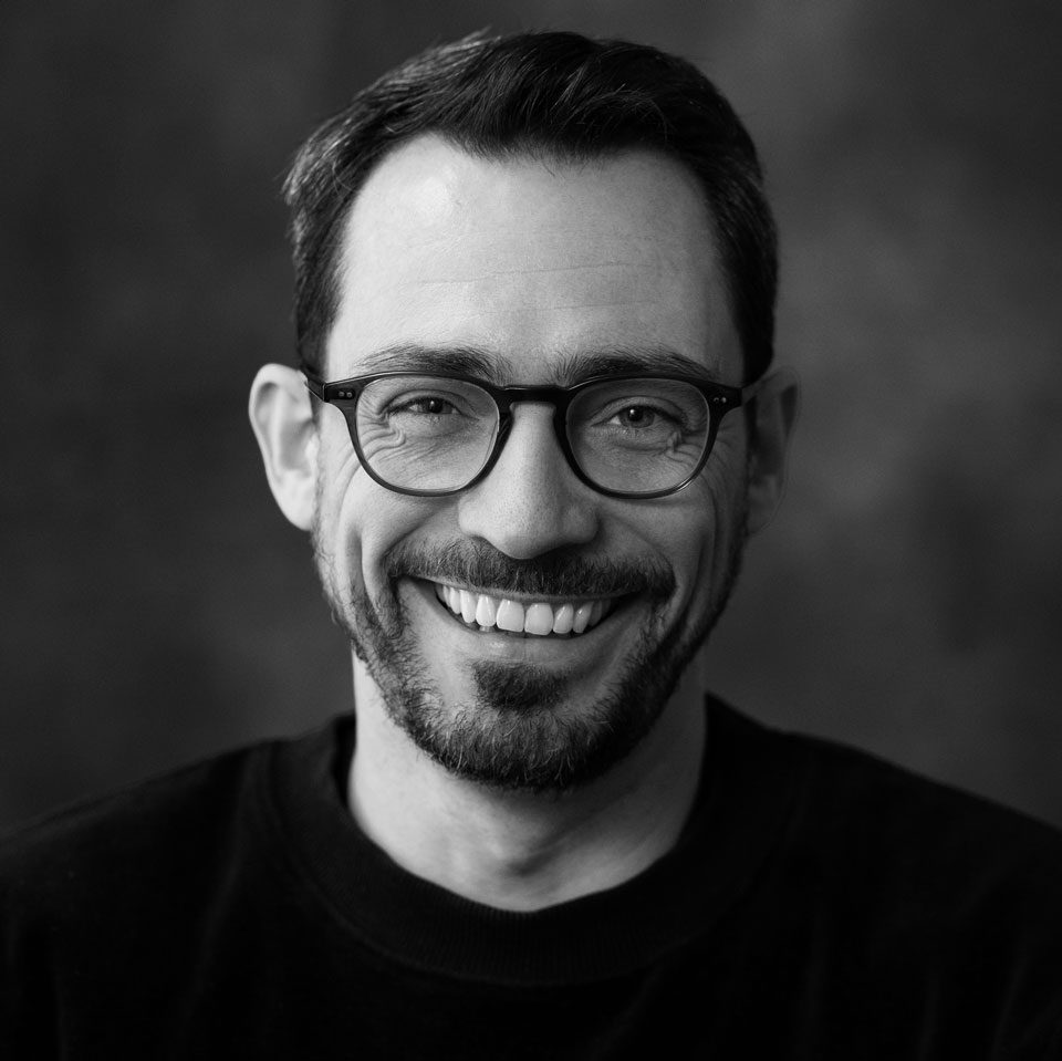 Florian Feldmann ist AI Creative Director in Berlin. Wurzeln in Motion Design, VFX und Branding, seit 1998.